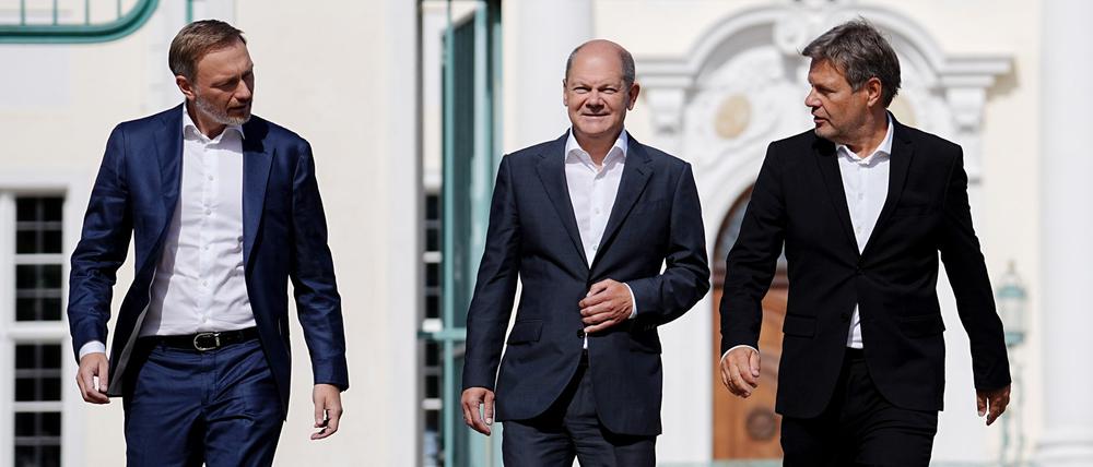 Sie schlendern deutsche Sonderwege und zeigen wenig Neugier, wie EU-Partner auf die Energie- und Preiskrise antworten: Kanzler Olaf Scholz (SPD - M), Wirtschaftsminister Robert Habeck (Bündnis 90/Die Grünen -r), und Finanzminister Christian Lindner (FDP) in Meseberg.