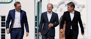 Sie schlendern deutsche Sonderwege und zeigen wenig Neugier, wie EU-Partner auf die Energie- und Preiskrise antworten: Kanzler Olaf Scholz (SPD - M), Wirtschaftsminister Robert Habeck (Bündnis 90/Die Grünen -r), und Finanzminister Christian Lindner (FDP) in Meseberg. 