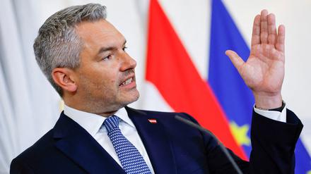 Der österreichische Kanzler Karl Nehammer bei einer Pressekonferenz.