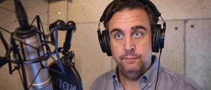 Volle Konzentration. Bastian Pastewka spricht Onkel Rabbit, einen Ahnen von Lord Schmetterhemd.