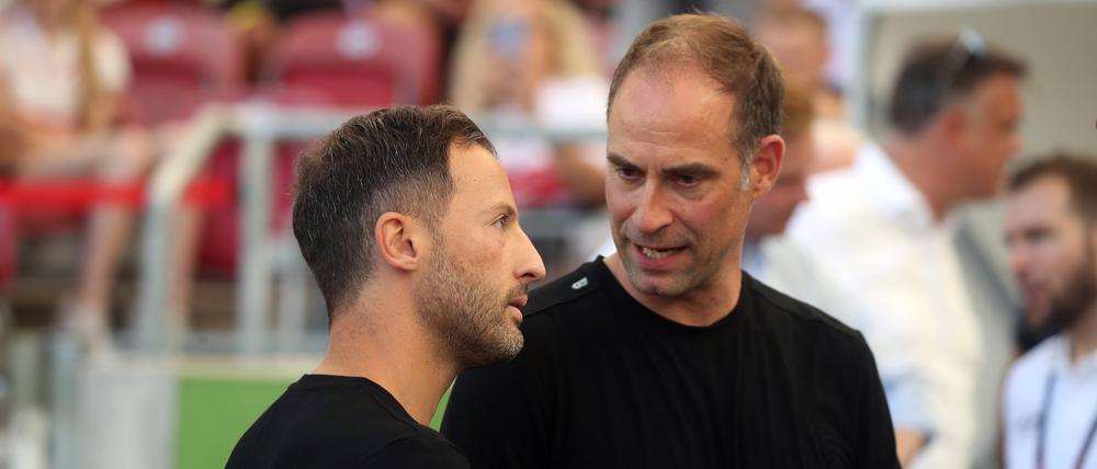 Gereizte Stimmung. Oliver Mintzlaff (rechts) war mit der Arbeit von Trainer Domenico Tedesco zuletzt nicht mehr sonderlich zufrieden.