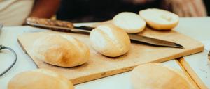 In der Bäcker-Innung Berlin werden diese Woche Brötchen verschiedener Bäckereien einer Qualitätsprüfung unterzogen.