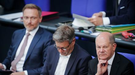07.09.2022, Berlin: Christian Lindner (l-r, FDP), Bundesminister der Finanzen, Robert Habeck (Bündnis 90/Die Grünen), Bundesminister für Wirtschaft und Klimaschutz, und Bundeskanzler Olaf Scholz (SPD) nehmen an der Generaldebatte zum Haushalt im Bundestag teil. Foto: Kay Nietfeld/dpa +++ dpa-Bildfunk +++