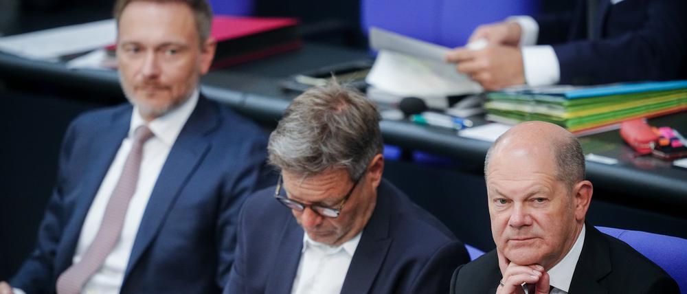 07.09.2022, Berlin: Christian Lindner (l-r, FDP), Bundesminister der Finanzen, Robert Habeck (Bündnis 90/Die Grünen), Bundesminister für Wirtschaft und Klimaschutz, und Bundeskanzler Olaf Scholz (SPD) nehmen an der Generaldebatte zum Haushalt im Bundestag teil. Foto: Kay Nietfeld/dpa +++ dpa-Bildfunk +++