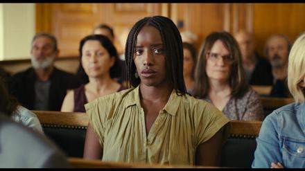 Die Autorin Rama (Kayije Kagame) besucht für ein „Medea“-Buchprojekt einen Kindsmord-Prozess.
