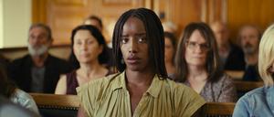 Die Autorin Rama (Kayije Kagame) besucht für ein „Medea“-Buchprojekt einen Kindsmord-Prozess.
