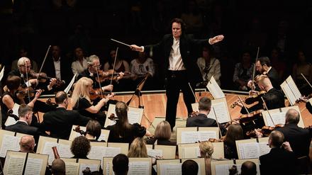 Das Odessa Philharmonic Orchestra unter Leitung  von Hobart Earle.