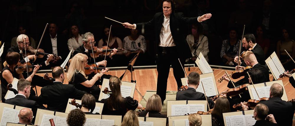 Das Odessa Philharmonic Orchestra unter Leitung von Hobart Earle.