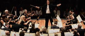 Das Odessa Philharmonic Orchestra unter Leitung  von Hobart Earle.