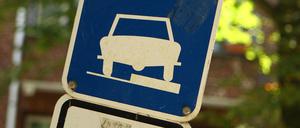 Parken auf Gehwegen und Behindertenparkplatz. (Symbolbild)