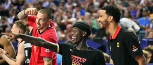 Ausgeruht nach Berlin. Daniel Theis, Dennis Schröder und Nick Weiler-Babb (von links) wurden gegen Ungarn geschont.