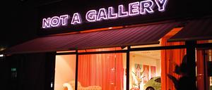 Eine Striptease-Stange steht im Fenster des „Not a gallery“