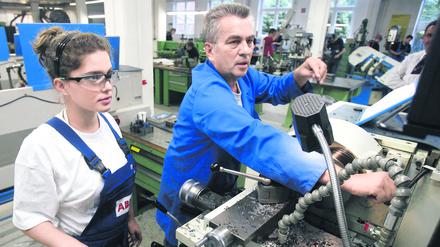 Frauen erhalten für die gleiche Arbeit im Durchschnitt weniger Lohn als Männer.