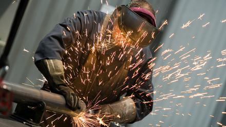 Arbeiter in einem Lichttechnik-Betrieb. Mit der Corona-Krise traten für viele Mittelständler strukturelle Versäumnisse zutage.