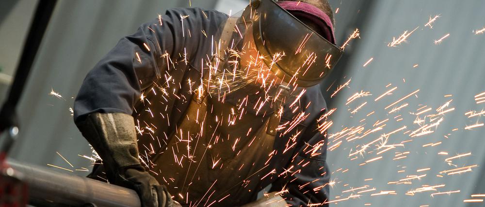 Arbeiter in einem Lichttechnik-Betrieb. Mit der Corona-Krise traten für viele Mittelständler strukturelle Versäumnisse zutage.