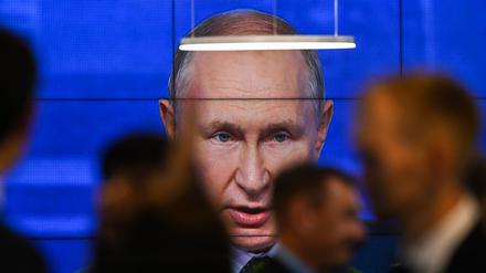 Russia EEF Plenary Session 8269860 07.09.2022 Russian President Vladimir Putin is seen on a screen as he attends the plenary session of the 2022 Eastern Economic Forum EEF, in Vladivostok, Russia. Grigory Sysoev / Sputnik Vladivostok Primorsky krai region Russia PUBLICATIONxINxGERxSUIxAUTxONLY Copyright: xGrigoryxSysoevx 
