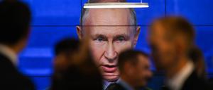 Russia EEF Plenary Session 8269860 07.09.2022 Russian President Vladimir Putin is seen on a screen as he attends the plenary session of the 2022 Eastern Economic Forum EEF, in Vladivostok, Russia. Grigory Sysoev / Sputnik Vladivostok Primorsky krai region Russia PUBLICATIONxINxGERxSUIxAUTxONLY Copyright: xGrigoryxSysoevx 