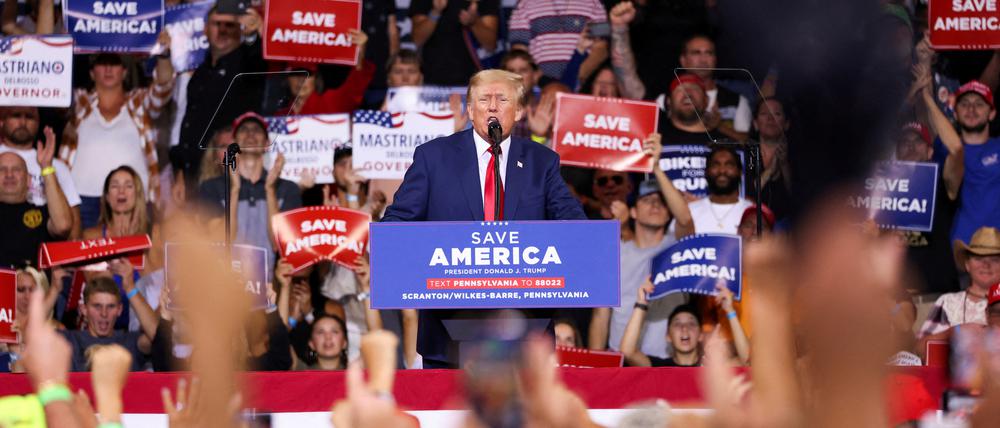 FILE PHOTO: Former U.S. President Donald Trump speaks during a rally in Wilkes-Barre, Pennsylvania, U.S., September 3, 2022. REUTERS/Andrew Kelly/File Photo