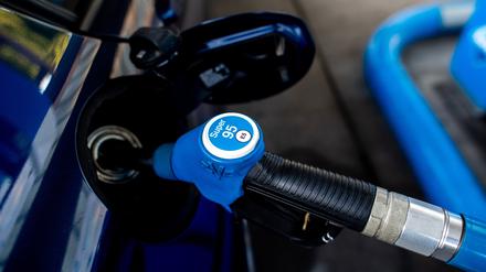 04.09.2022, Niedersachsen, Oldenburg: Eine Zapfpistole mit der Aufschrift «Super 95» steckt an einer Tankstelle in der Tanköffnung eines Fahrzeugs. Nach Ende des Tankrabatts sind Kraftstoffe vielerorts wieder teurer geworden. Der sogenannte Tankrabatt galt vom 1. Juni bis 31. August und war von der Bundesregierung zur Entlastung der Verbraucher angesichts hoher Energiepreise eingeführt worden. Foto: Hauke-Christian Dittrich/dpa +++ dpa-Bildfunk +++