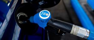 04.09.2022, Niedersachsen, Oldenburg: Eine Zapfpistole mit der Aufschrift «Super 95» steckt an einer Tankstelle in der Tanköffnung eines Fahrzeugs. Nach Ende des Tankrabatts sind Kraftstoffe vielerorts wieder teurer geworden. Der sogenannte Tankrabatt galt vom 1. Juni bis 31. August und war von der Bundesregierung zur Entlastung der Verbraucher angesichts hoher Energiepreise eingeführt worden. Foto: Hauke-Christian Dittrich/dpa +++ dpa-Bildfunk +++