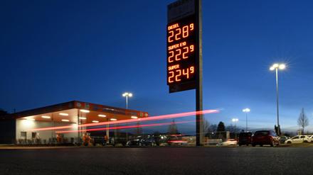Nächtliche Tankstelle