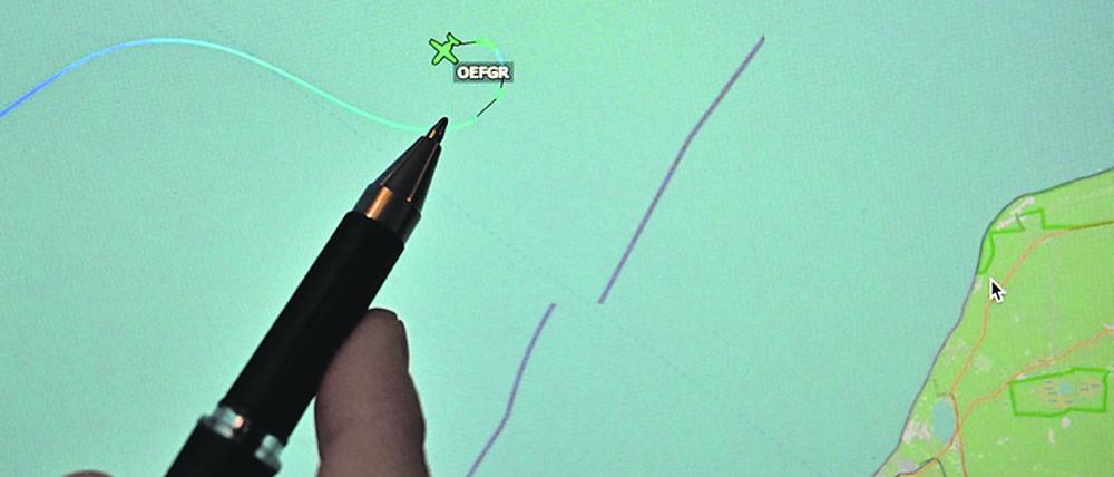 Eine Person zeigt mit einem Stift auf die letzte bekannte Position der Cessna mit der Kennung OE-FGR. 