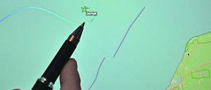 Eine Person zeigt mit einem Stift auf die letzte bekannte Position der Cessna mit der Kennung OE-FGR.