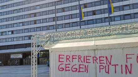 Auf dem Corona-Testzelt vor dem Hauptgebäude der TU Berlin tauchte im Sommer 2022 der Schriftzug „Erfrieren gegen Putin“ auf.