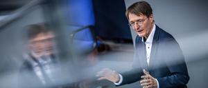 Karl Lauterbach (SPD), Bundesminister für Gesundheit, spricht im Bundestag in der Debatte zum Bereich Gesundheit.