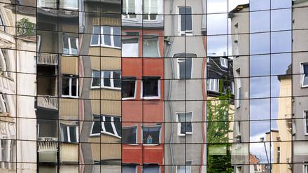 Altes und Neues ub trauter Spiegelung. Wohnhäuser in der Kölner Innenstadt.