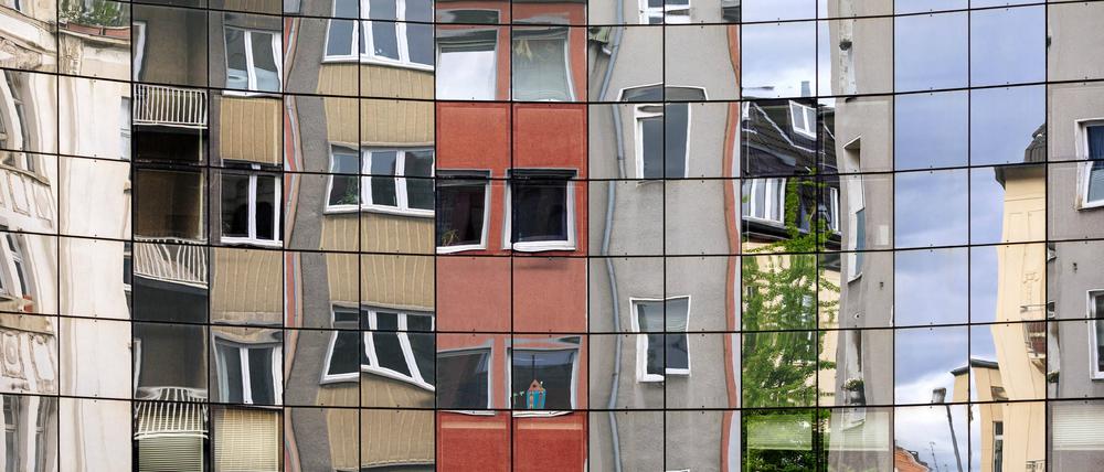 Altes und Neues ub trauter Spiegelung. Wohnhäuser in der Kölner Innenstadt.