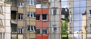 Altes und Neues ub trauter Spiegelung. Wohnhäuser in der Kölner Innenstadt.