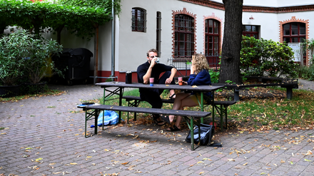 Im Hinterhof, Johanna und Arvid sind Mieter in dem alten Haus.