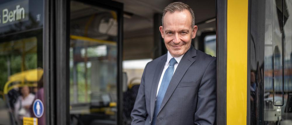 26.08.2022, Berlin: Volker Wissing (FDP), Bundesminister für Verkehr und Digitales, steht bei der Präsentation des neuen E-Bus-Typs "Ebusco 2.2" der Berliner Verkehrsbetriebe am BVG-Betriebshof Indira-Gandhi-Straße am Eingang des Nahverkehrsbuses. Foto: Michael Kappeler/dpa +++ dpa-Bildfunk +++