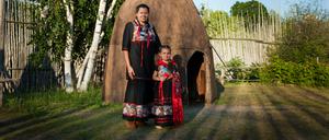 Ojibwe-Mutter und -Tochter im traditionellen Kleid in einem Native-Dorf in Midland, Ontario. 