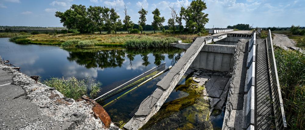 Eine zerstörte Brücke in der Region Donezk