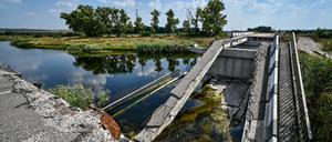 Eine zerstörte Brücke in der Region Donezk