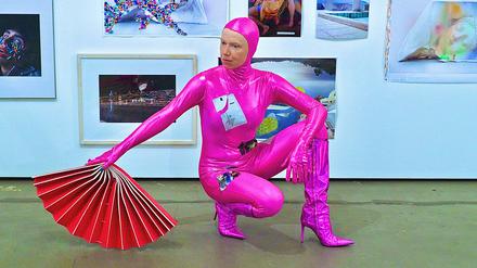 Sabine_Reinfeld, hier bei ihrer Performance „FRAU“ in der Guardini Galerie, wird beim „Musée de la Fraise“ eines der Erdbeerhäuschen bespielen. 