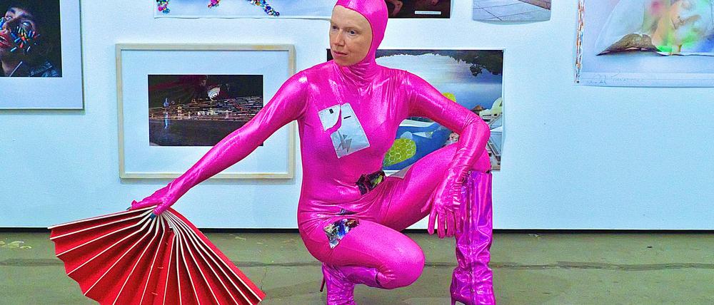 Sabine_Reinfeld, hier bei ihrer Performance „FRAU“ in der Guardini Galerie, wird beim „Musée de la Fraise“ eines der Erdbeerhäuschen bespielen.
