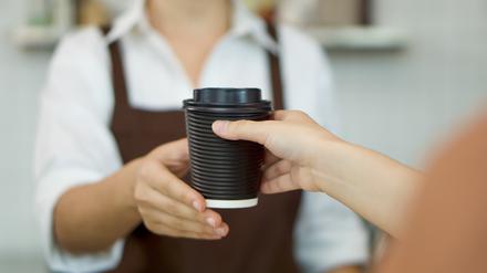 Bitte sehr! Vor allem bei neu geschaffenen Stellen in der Gastronomie arbeiten Beschäftigte aus dem Ausland.