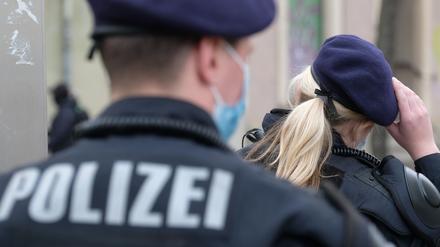Aus den Polizeiwachen und aus anderen Bereichen müssten immer wieder Polizist:innen abgestellt werden, um die Zahl von rund 300 nötigen Mitarbeiter:innen für den Schichtbetrieb an den Telefonen und Funkgeräten in der Einsatzzentrale zu erreichen, kritisierte die Gewerkschaft der Polizei.