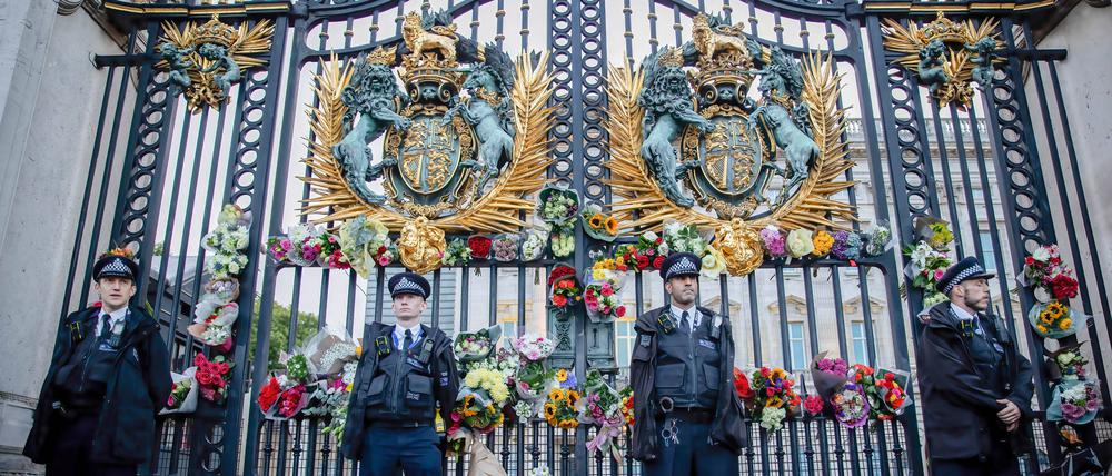 Mit Blumen gedenken die Briten am Buckingham Palace der toten Monarchin, die im Alter von 96 Jahren gestorben ist.