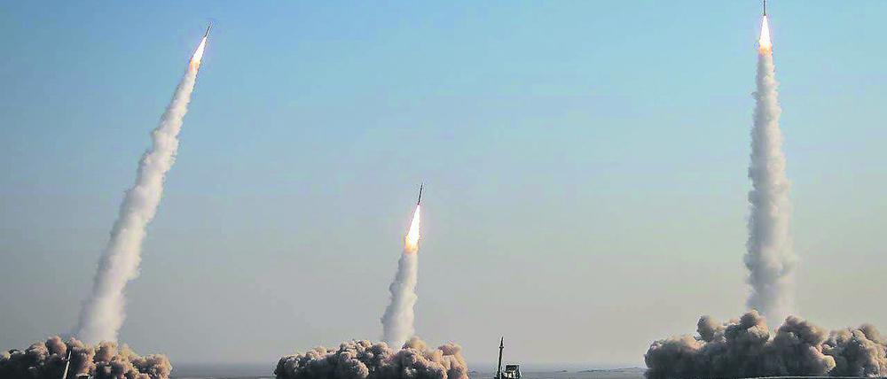 Auf einem Archivbild aus dem Jahr 2021 sind Raketen des iranischen Militärs zu sehen.