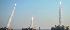 Auf einem Archivbild aus dem Jahr 2021 sind Raketen des iranischen Militärs zu sehen.