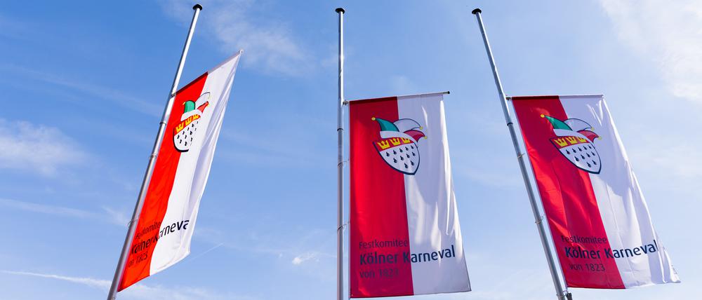 Fahnen des Festkomitees Kölner Karneval wehen vor dem Karnevalsmuseum auf Halbmast.
