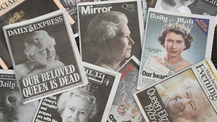 Königin Elizabeth II. ist auf Titelblättern zahlreicher Zeitungen abgebildet.