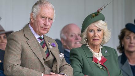 Begegnung am Brandenburger Tor. König Charles und seine Gemahlin Camilla werden dort mit militärischen Ehren empfangen.