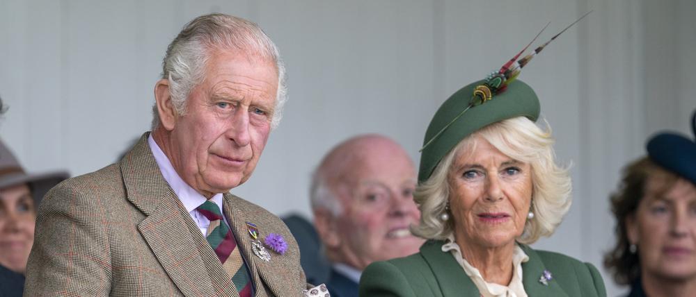 Begegnung am Brandenburger Tor. König Charles und seine Gemahlin Camilla werden dort mit militärischen Ehren empfangen.