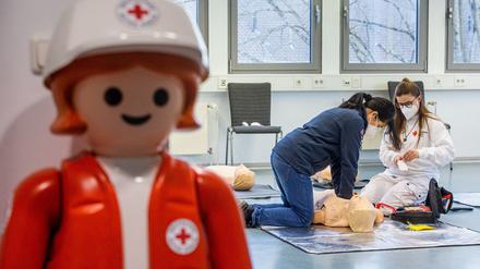 Aus eigenem Antrieb ist immer gut, Erste-Hilfe-Ausbildung beim DRK im Rahmen des Freiwilligen Sozialen Jahres. 