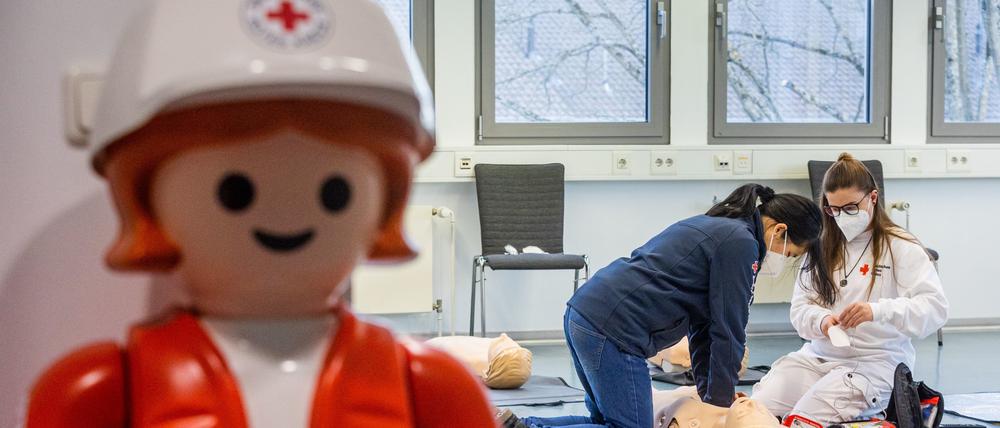 Aus eigenem Antrieb ist immer gut, Erste-Hilfe-Ausbildung beim DRK im Rahmen des Freiwilligen Sozialen Jahres.